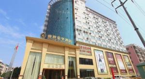 a large building with a tall building at Shengshi Jinhua Hotel in Longgang