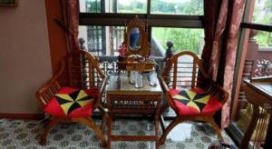 Ban Kham KlingにあるTai Asean Houseの椅子2脚、鏡付きテーブルが備わる客室です。