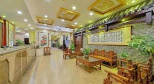 ein Restaurant mit Tischen und Stühlen und eine Bar in der Unterkunft Telecom Hotel Guilin in Guilin