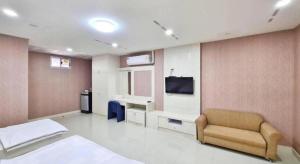 Bua YaiにあるCrystal Place Buayaiのベッドとテレビのある病室 +136枚の写真