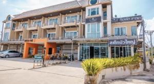 Bua YaiにあるCrystal Place Buayaiの正面に看板がある大きな建物