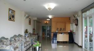 Bua YaiにあるCrystal Place Buayaiのソファとテーブルのあるリビングルーム