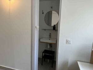 Ένα μπάνιο στο Appart 4 chambres, 3 SDB, avec parking privé