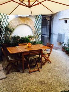 ローマにあるColosseum Cottageの木製テーブルと椅子(傘付)