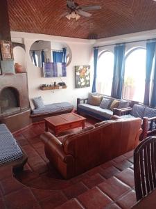 Posezení v ubytování Exotic Oceanfront villa with Private Pool & jacuzzi - Parties & Events