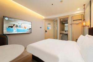 Μια τηλεόραση ή/και κέντρο ψυχαγωγίας στο Hanting Hotel Shanghai Longyang Road Subway Station +17 φωτογραφίες