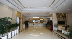 JingxianにあるGreenTree Inn Xuancheng Jingxian Wannan First Street Express Hotelの植物店ロビー