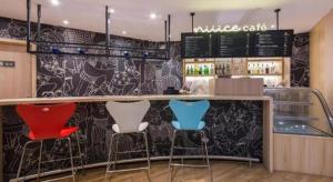 a bar with four stools in a restaurant at Ibis Xinzhou Qiyi RD in Xinzhou Zhan +48 photos