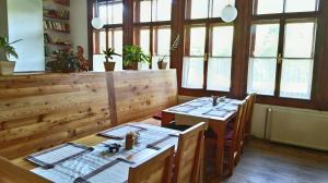 Reštaurácia alebo iné gastronomické zariadenie v ubytovaní Penzión Manín