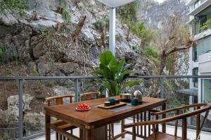 Nespecifikovaný výhled na hory nebo výhled na hory při pohledu z hotelu