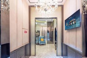 Μια τηλεόραση ή/και κέντρο ψυχαγωγίας στο Xana Hotelle Wuhan Lingjiao Lake Wanda Plaza Branch