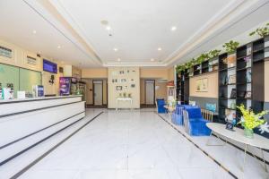 een lobby van een winkel met tafels en planken bij Xana Lite Beijing Liangxiang University City Branch in Wangzhuang