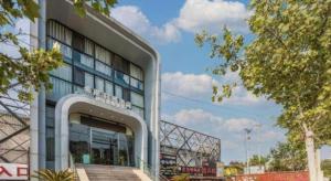 een gebouw met een trap ervoor bij Xana Lite Beijing Liangxiang University City Branch in Wangzhuang