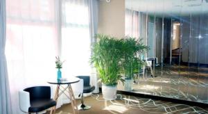 een kamer met 2 potplanten en een tafel en stoelen bij Xana Lite Beijing Liangxiang University City Branch in Wangzhuang +203 foto's