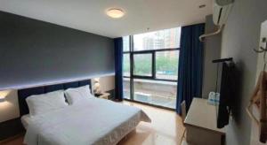 Postel nebo postele na pokoji v ubytování 7 Days Inn Tianjin South Railway Station