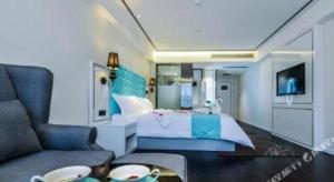 NeijiangにあるXana Hotelle Neijiang City Center Branchの広いベッドルーム(ベッド1台、ソファ付)