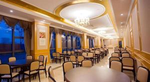 eine Reihe von Tischen und Stühlen in einem Raum in der Unterkunft Vienna International Hangzhou Future Science City in Hangzhou