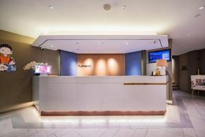 a lobby of a hospital with a reception counter at Home Inn Neo Leshan Central Food Street in Leshan