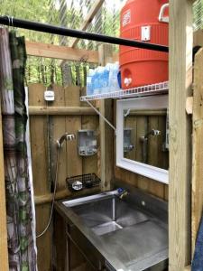 Fotografie z fotogalerie ubytování Luxurious Safari Tent in Cooperstown, NY - Perfect Glamping Spot for a Romantic Getaway v destinaci Cooperstown