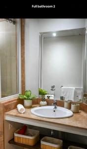 Vannituba majutusasutuses Luxury Bungalow B5 1st floor on an amazing beach in Grand Bay