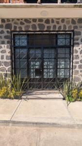 una finestra su un edificio con piante di fronte di Casa Ñogi 