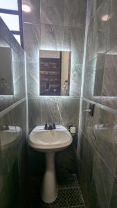 un bagno con lavandino e specchio di Casa Ñogi 