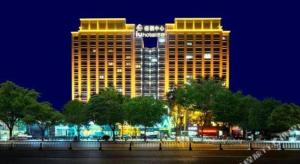 BaodingにあるIU Hotel Baoding Yuhua East Road Passenger Centerの夜は高い建物が2棟ライトアップされています。