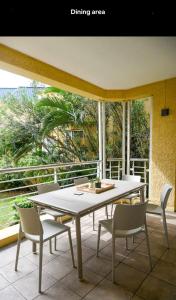 Rõdu või terrass majutusasutuses Luxury Bungalow B5 1st floor on an amazing beach in Grand Bay +7 fotot