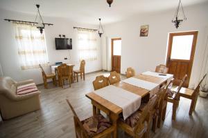 a living room with a wooden table and chairs at Pensiunea Elena in Criţ
