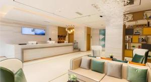 a living room with a couch and a counter at City Comfort Inn Tai'an Taishan Tianwai Village Hongmen in Tai'an