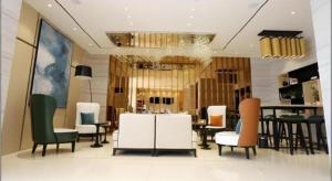 a dining room with chairs and a table in a room at City Comfort Inn Rizhao High-speed Railway Station Yingbin Road RT-Mart in Rizhao