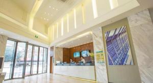 eine Lobby mit Rezeption in einem Gebäude in der Unterkunft City Comfort Inn Fangcheng Qunxing Avenue in Fangchenggang