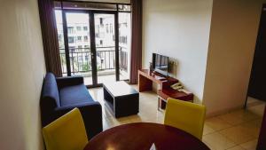 勒吉安库塔大酒店的带沙发、椅子和桌子的客厅