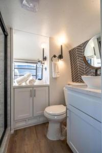 Koupelna v ubytování Unique Airstream Stay in Downtown Prescott AZ Near Whiskey Row