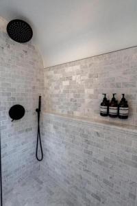 Koupelna v ubytování Unique Airstream Stay in Downtown Prescott AZ Near Whiskey Row + 22 fotografií