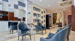 ein Wartezimmer mit Stühlen und einem Glastisch in der Unterkunft City Comfort Inn Liuzhou Baisha Bus Station Shengli Barbecue City in Liuzhou