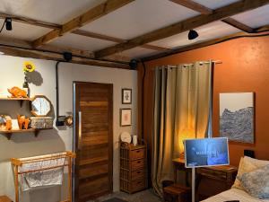 TV a/nebo společenská místnost v ubytování Sunset Bungalow Koh Chang Ranong