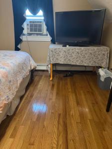 Ένα ή περισσότερα κρεβάτια σε δωμάτιο στο Cozy room with Queen bed 20 min to NYC