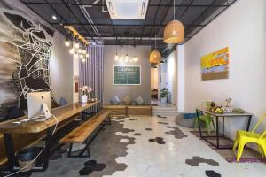 Habitación con banco, mesa y sofá en OPOX Nha Trang, en Nha Trang