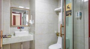 ein Badezimmer mit Waschbecken, Toilette und Spiegel in der Unterkunft Guilin Wanjing Hotel in Guilin + 147 Fotos