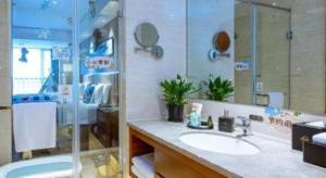 ein Badezimmer mit Waschbecken und Dusche in der Unterkunft Days Hotel by Wyndham Hunan Changsha Convoy in Changsha + 37 Fotos