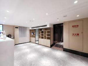 ein großes Zimmer mit einem Flur mit einer Gruppe von Schließfächern in der Unterkunft Green Tree Inn Express Shanghai Bund Yuyuan Xiaonanmen Metro Station in Shanghai + 198 Fotos
