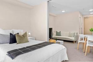 Χώρος καθιστικού στο Skytower View With Swimming Pool and Gym +18 φωτογραφίες