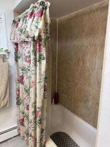 Ένα μπάνιο στο Cozy room with Queen bed 20 min to NYC