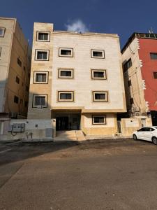 روح المدينة السكنية في المدينة المنورة: مبنى به سيارة متوقفة أمامه