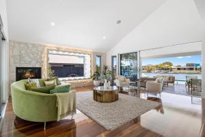 Χώρος καθιστικού στο Waterfront Showpiece