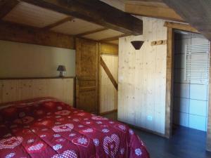 Chalet l'aubépine résidence B&B客房内的一张或多张床位
