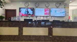 TV a/nebo společenská místnost v ubytování GreenTree Inn Dalian Jinzhou District Railway Station Ansheng Plaza