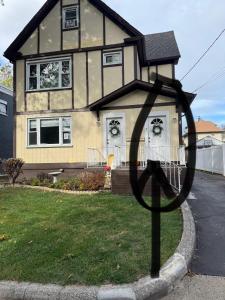 Το κτήριο όπου στεγάζεται  το δωμάτιο σε οικογενειακή κατοικία