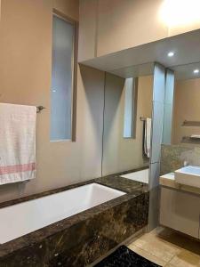 Koupelna v ubytování Nine O four + 32 fotografií